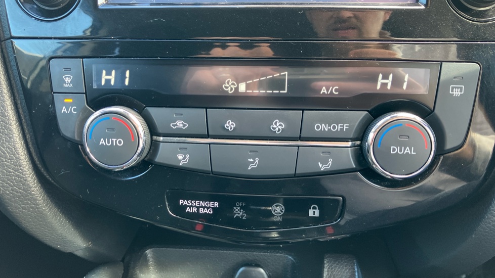Nissan Qashqai 1.2 DiG-T N-Connecta 5dr Petrol Hatchback - Image 32