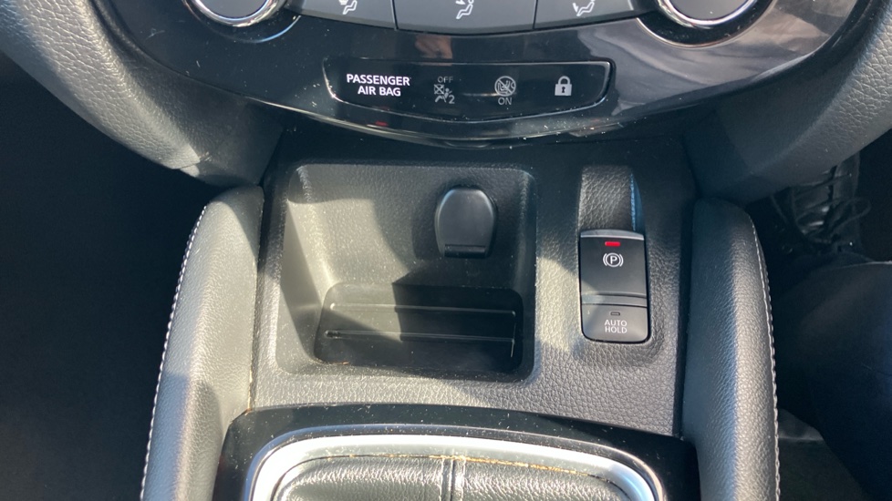 Nissan Qashqai 1.2 DiG-T N-Connecta 5dr Petrol Hatchback - Image 33