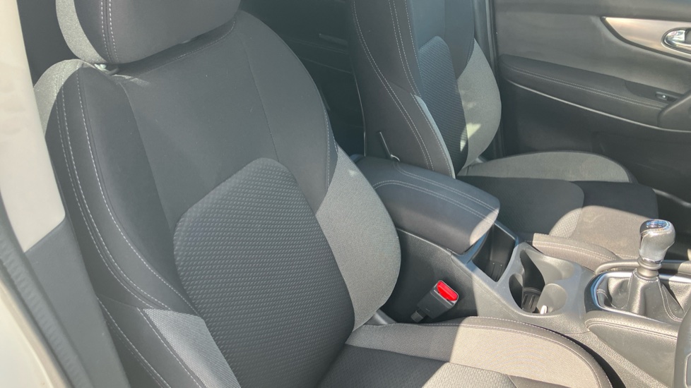 Nissan Qashqai 1.2 DiG-T N-Connecta 5dr Petrol Hatchback - Image 42