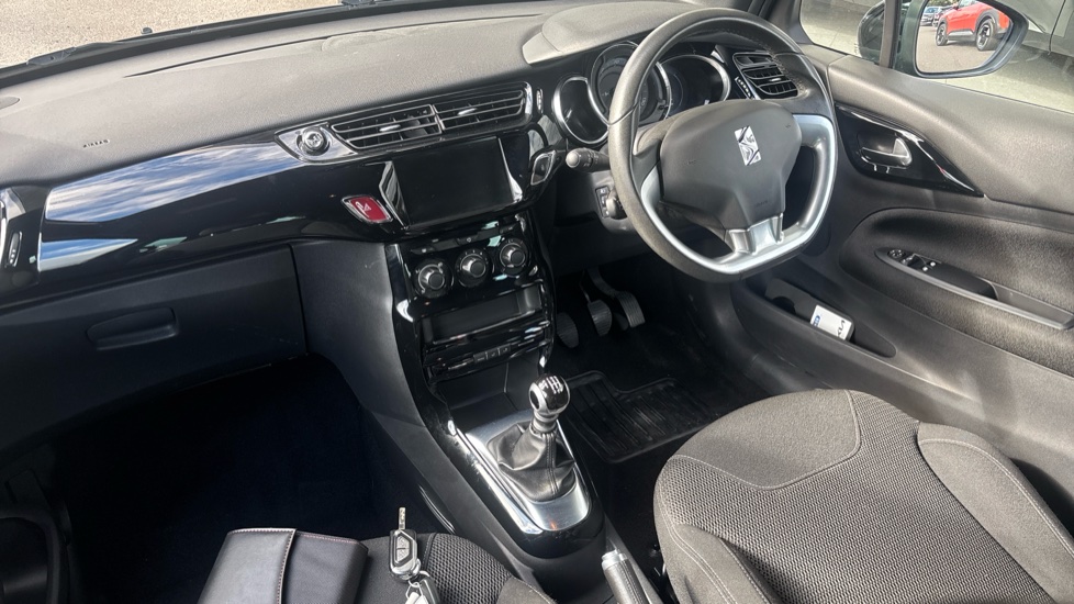 DS 3 1.6 BlueHDi 120 DStyle 3dr Diesel Hatchback - Image 9