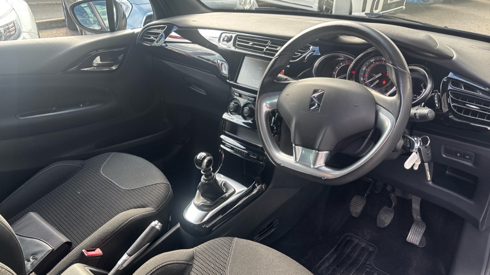 DS 3 1.6 BlueHDi 120 DStyle 3dr Diesel Hatchback - Image 11