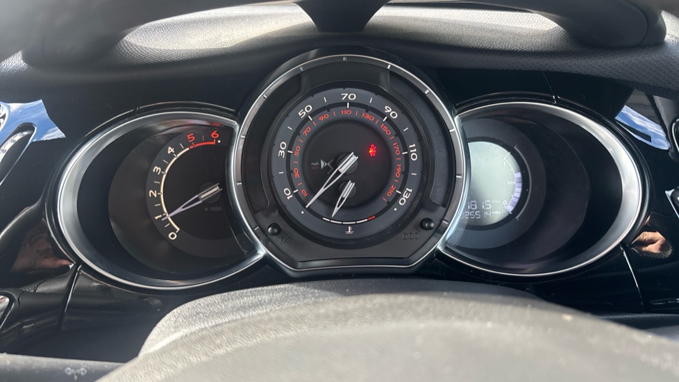 DS 3 1.6 BlueHDi 120 DStyle 3dr Diesel Hatchback - Image 18