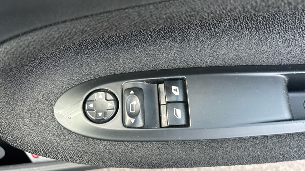 DS 3 1.6 BlueHDi 120 DStyle 3dr Diesel Hatchback - Image 21