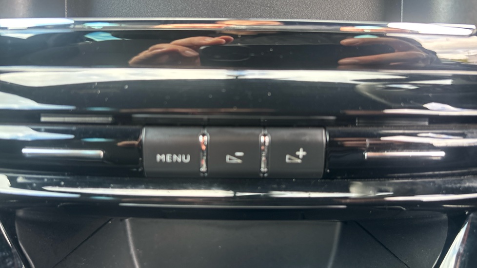 DS 3 1.6 BlueHDi 120 DStyle 3dr Diesel Hatchback - Image 33