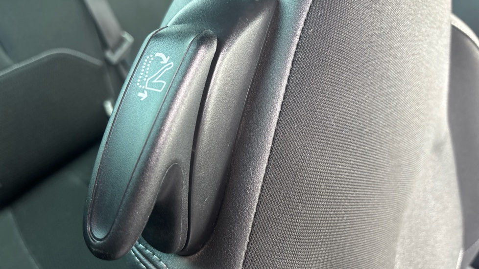 DS 3 1.6 BlueHDi 120 DStyle 3dr Diesel Hatchback - Image 35