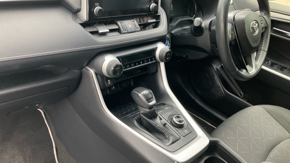 Toyota RAV4 2.5 VVT-i Hybrid Design 5dr CVT Hybrid Estate - Image 13