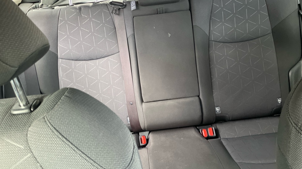 Toyota RAV4 2.5 VVT-i Hybrid Design 5dr CVT Hybrid Estate - Image 15