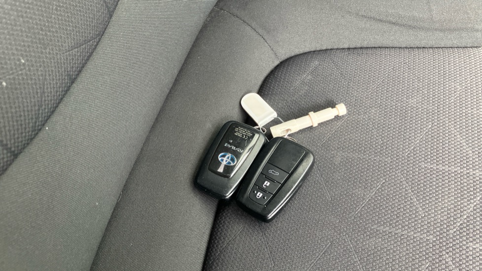 Toyota RAV4 2.5 VVT-i Hybrid Design 5dr CVT Hybrid Estate - Image 19