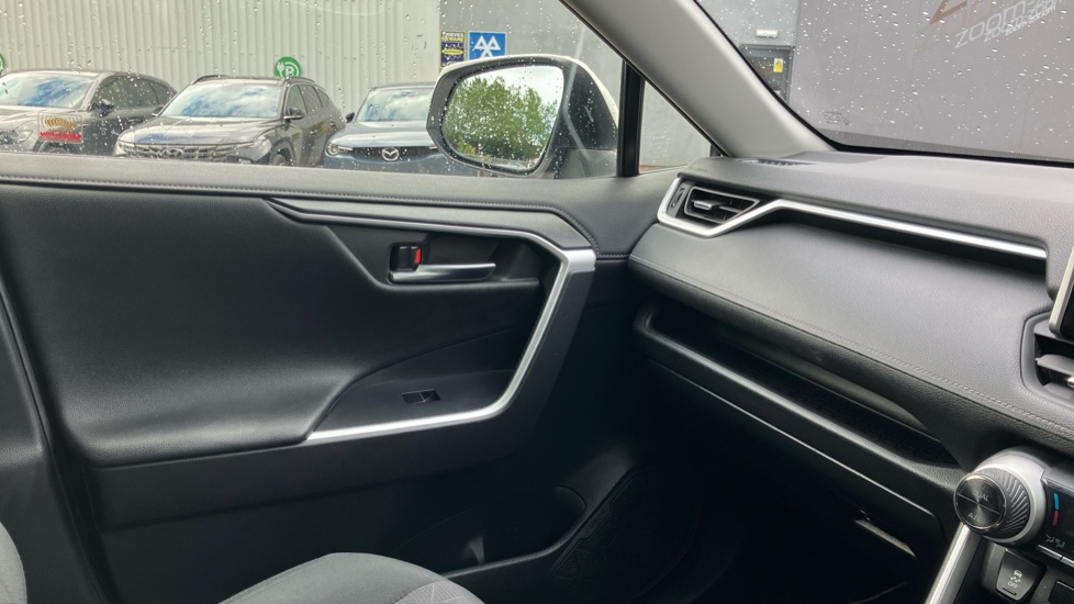 Toyota RAV4 2.5 VVT-i Hybrid Design 5dr CVT Hybrid Estate - Image 36