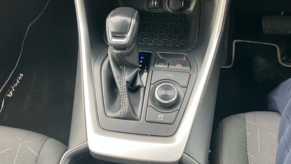 Toyota RAV4 2.5 VVT-i Hybrid Design 5dr CVT Hybrid Estate - Image 46