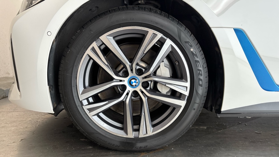 BMW I4 Image 17