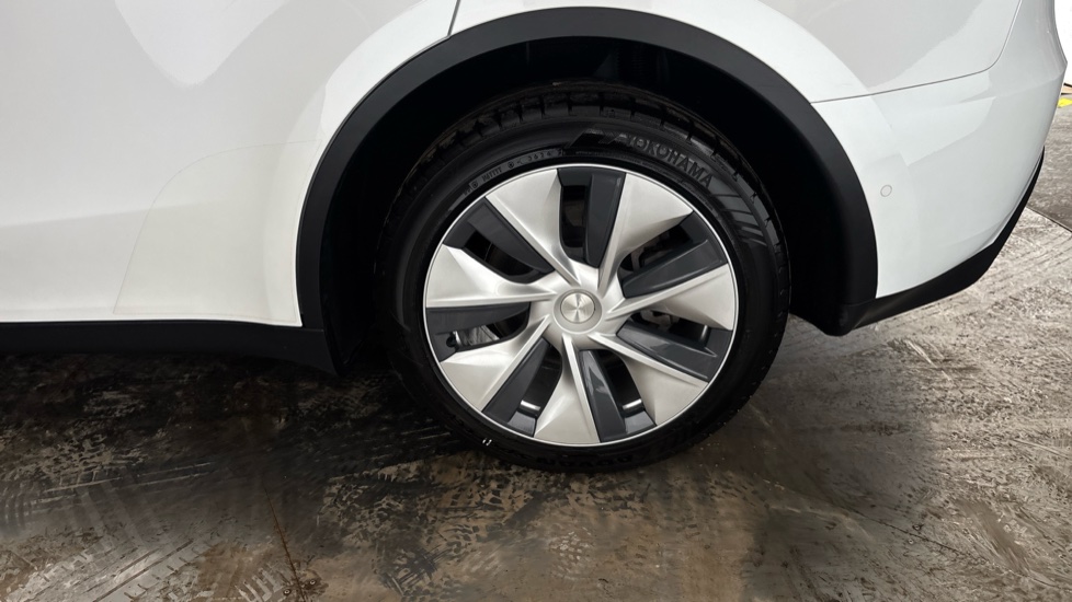 TESLA MODEL Y Image 18