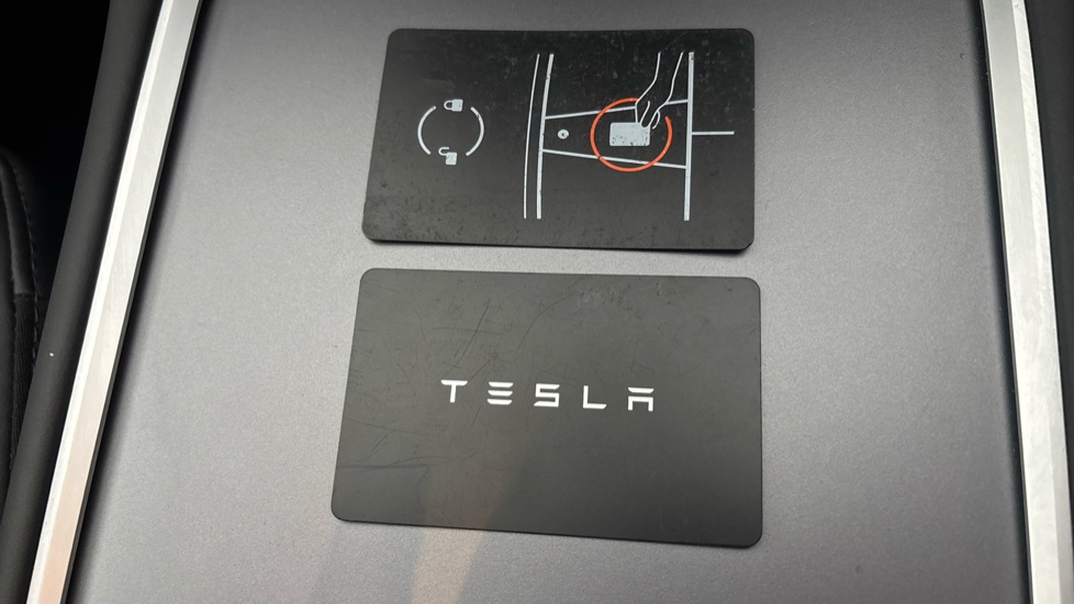 TESLA MODEL Y 2 keys