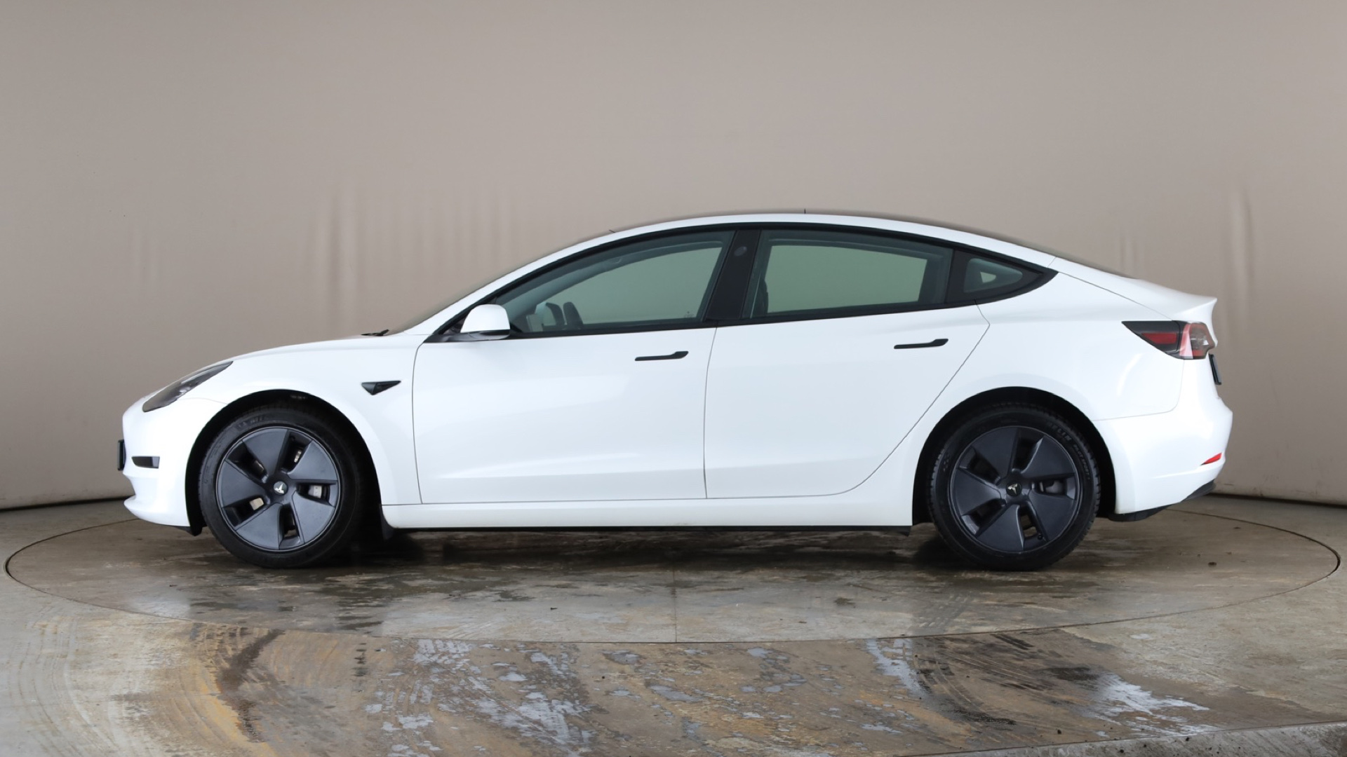 4020915 RWD 4dr Auto