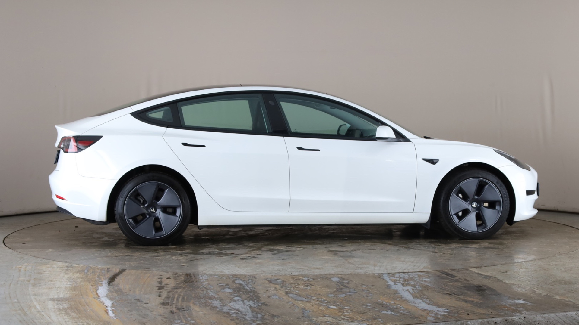 4020915 RWD 4dr Auto