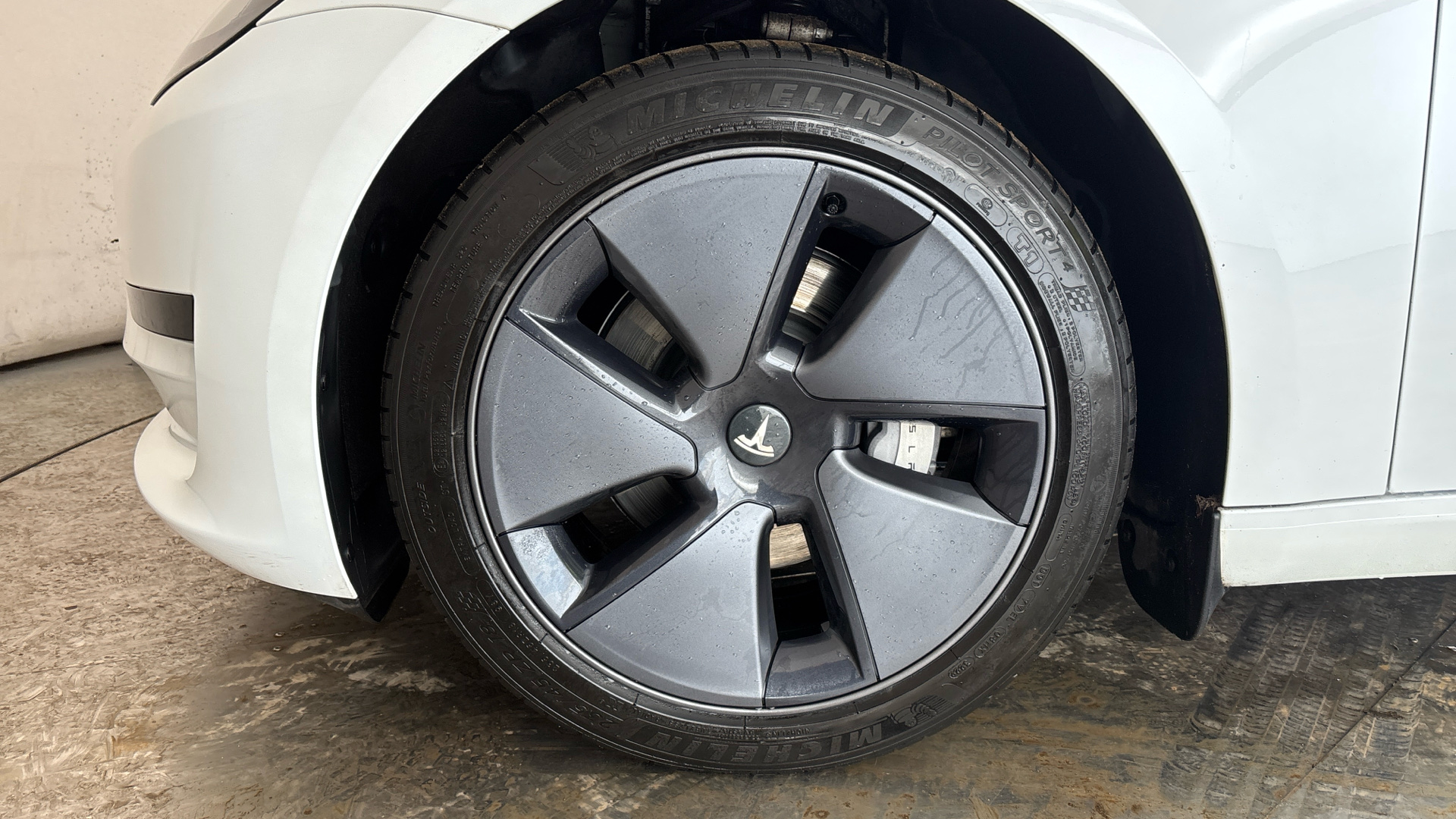 4020915 RWD 4dr Auto