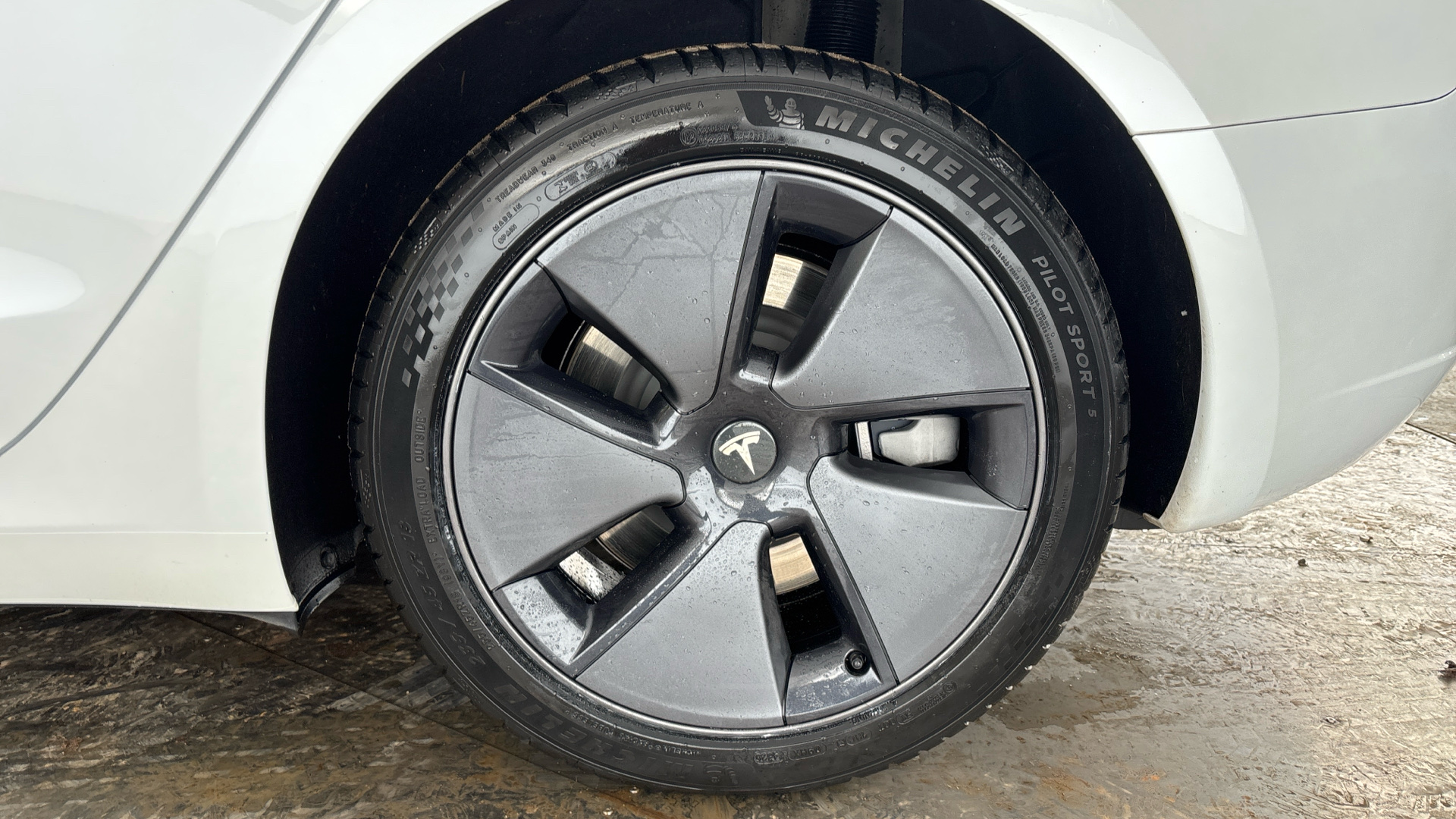 4020915 RWD 4dr Auto