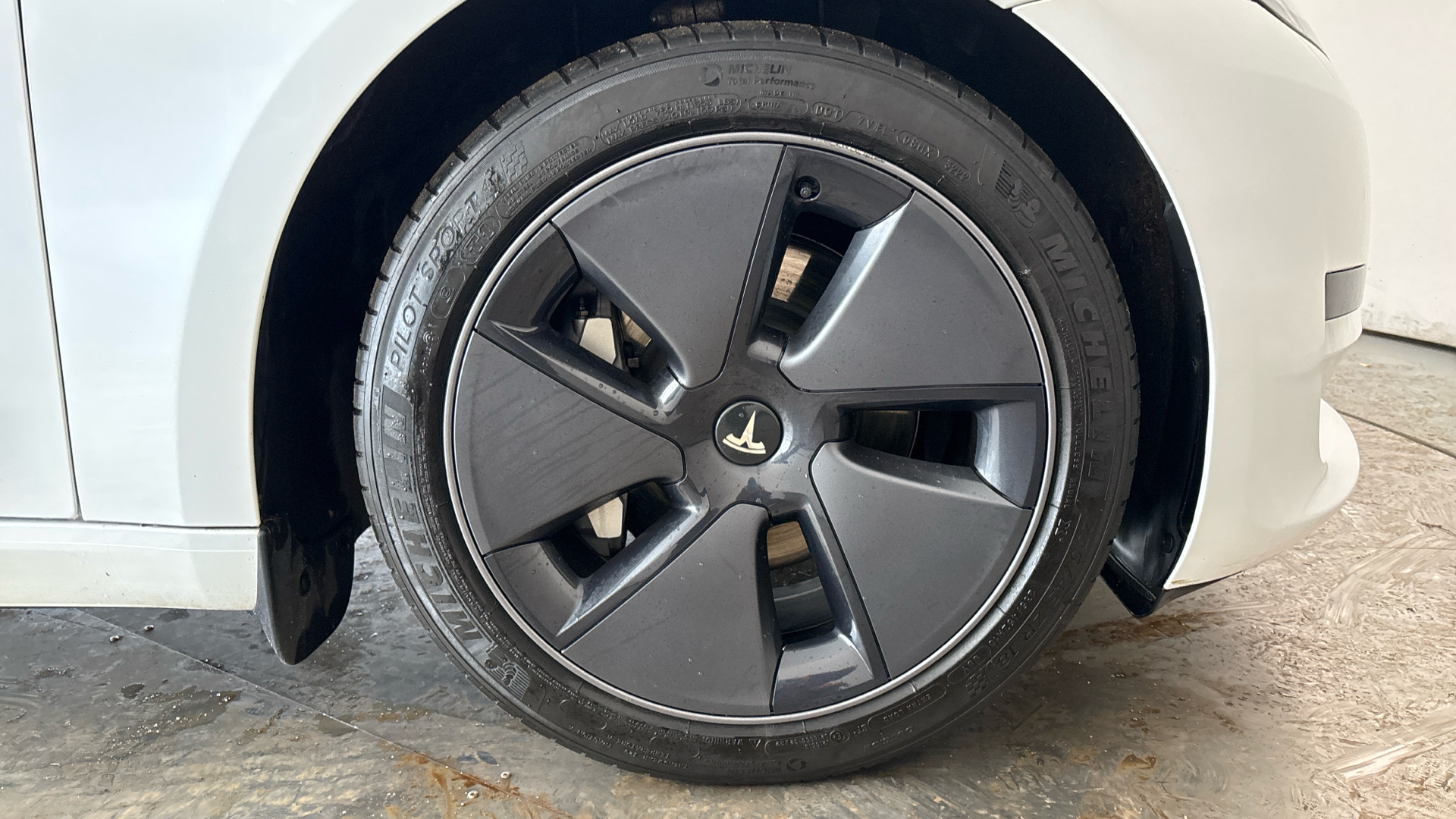 4020915 RWD 4dr Auto