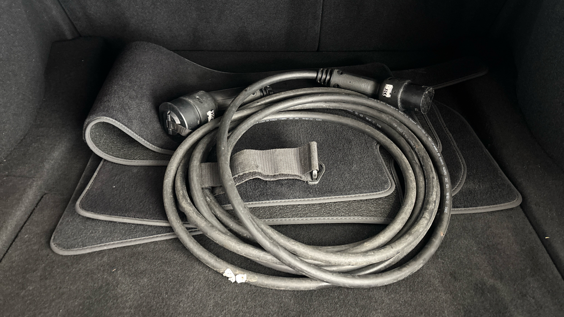 4020915 RWD 4dr Auto