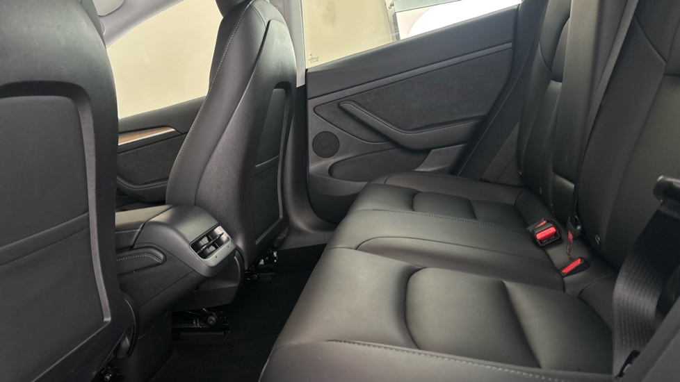 TESLA MODEL 3 Image 14