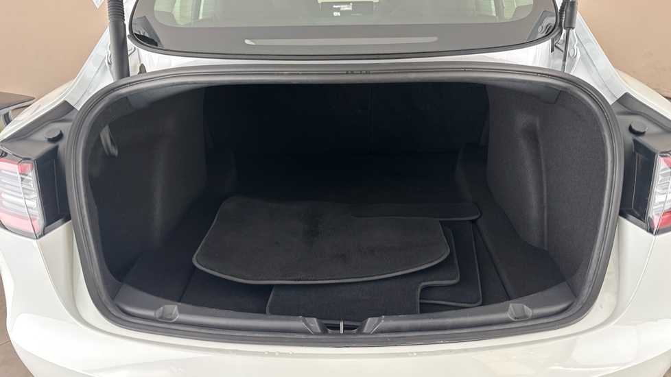 TESLA MODEL 3 Image 15