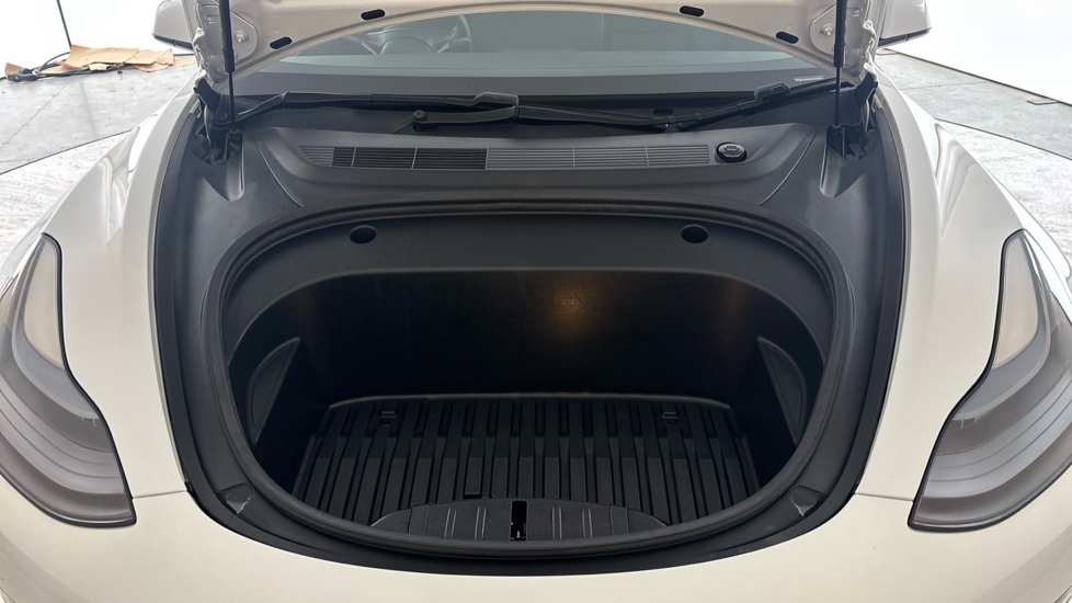 TESLA MODEL 3 Image 16