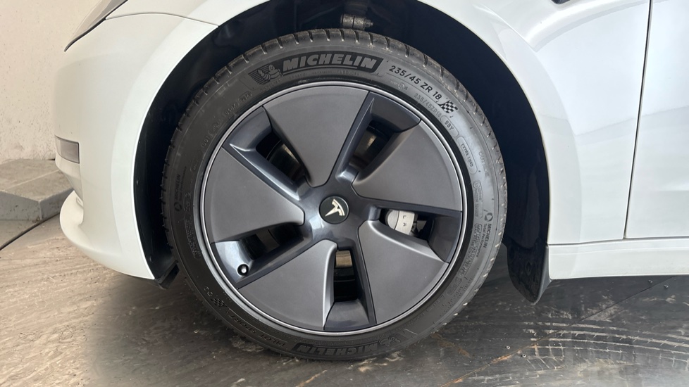 TESLA MODEL 3 Image 17