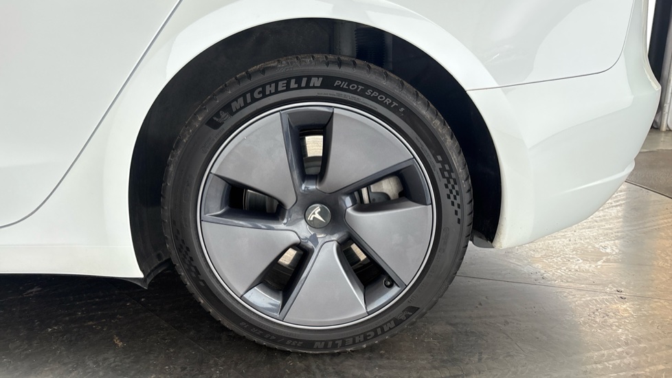 TESLA MODEL 3 Image 18