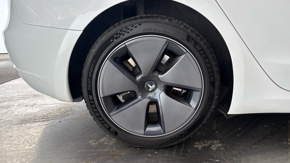 TESLA MODEL 3 Image 19