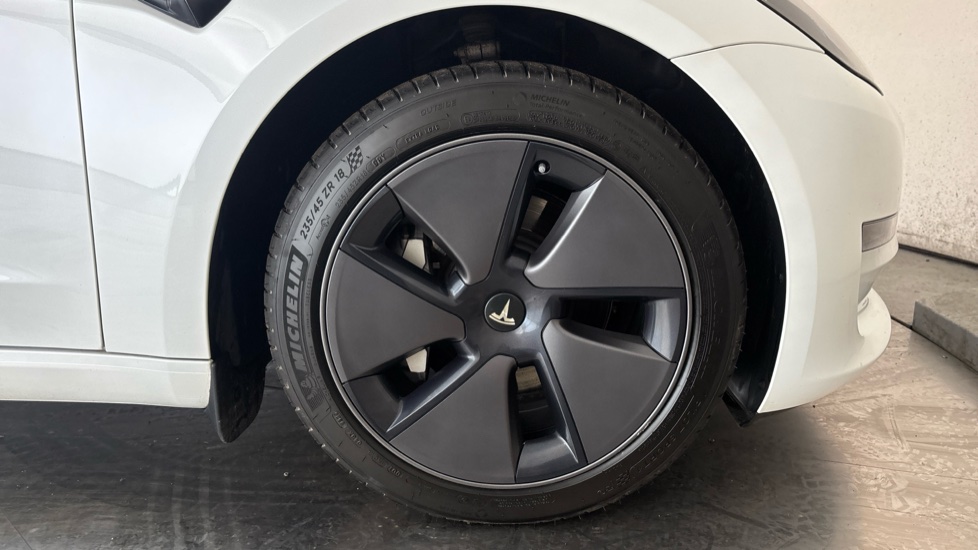 TESLA MODEL 3 Image 20