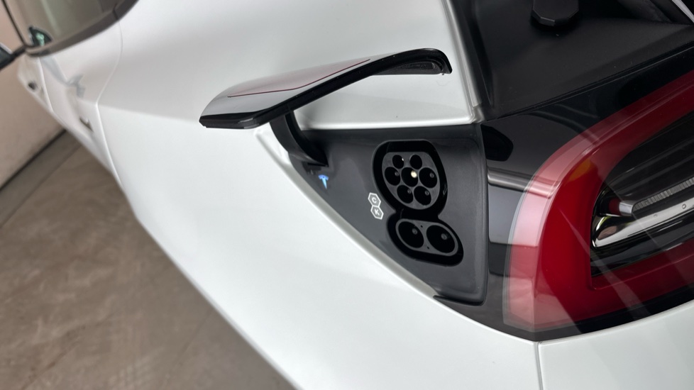 TESLA MODEL 3 Image 21