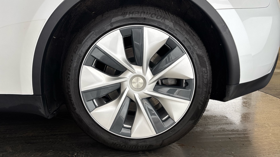 TESLA MODEL Y Image 18