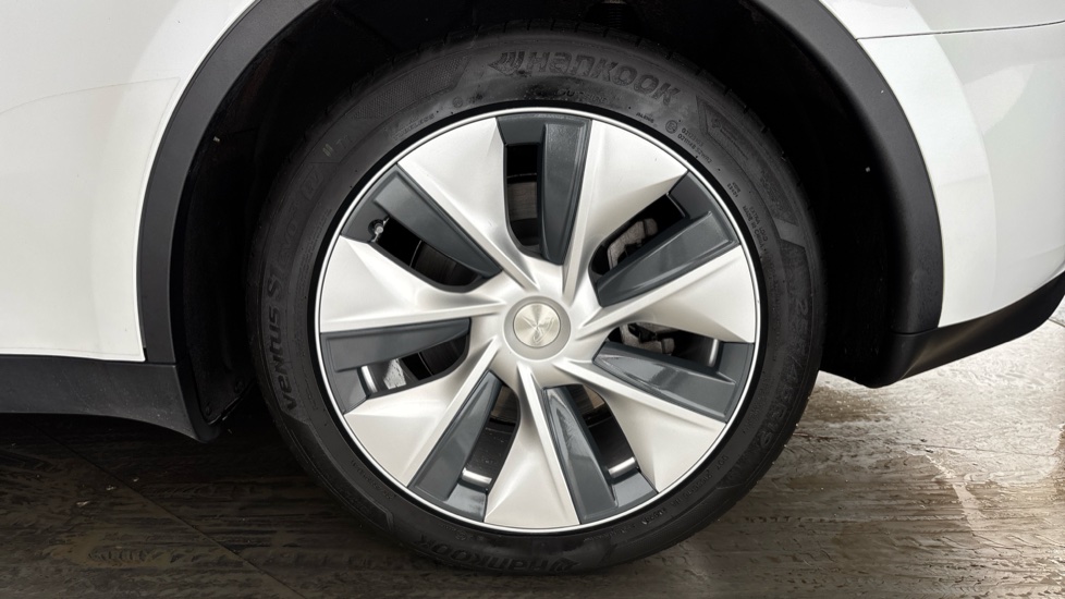 TESLA MODEL Y Image 18