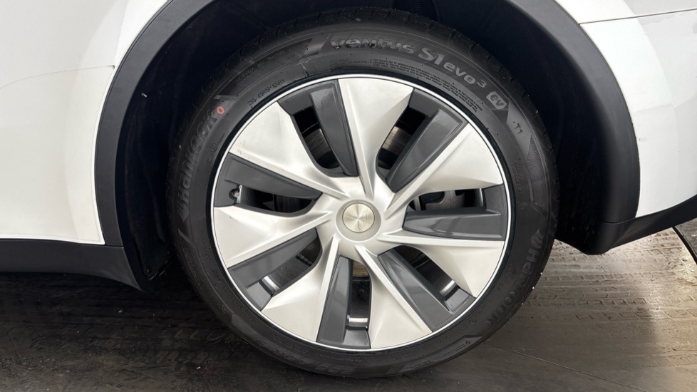 TESLA MODEL Y Image 18