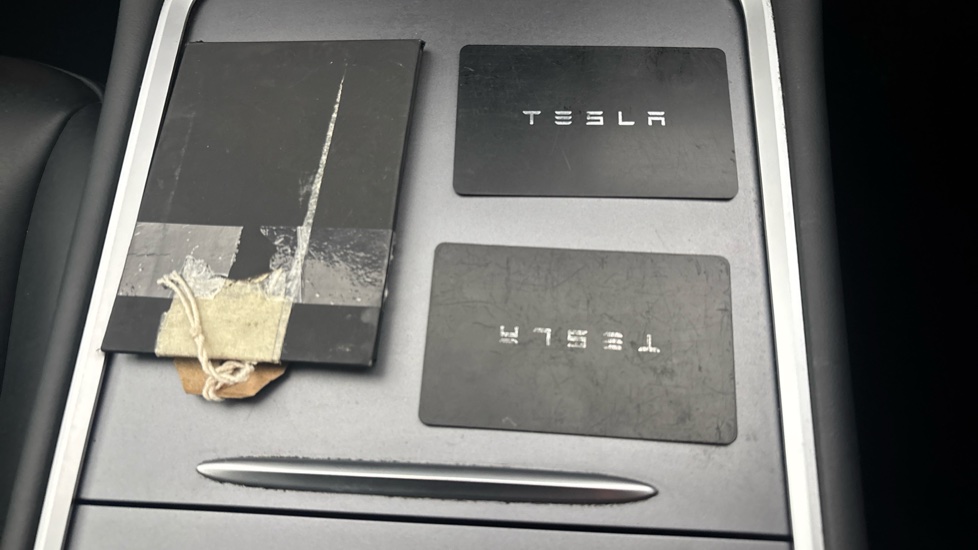 TESLA MODEL Y 2 keys