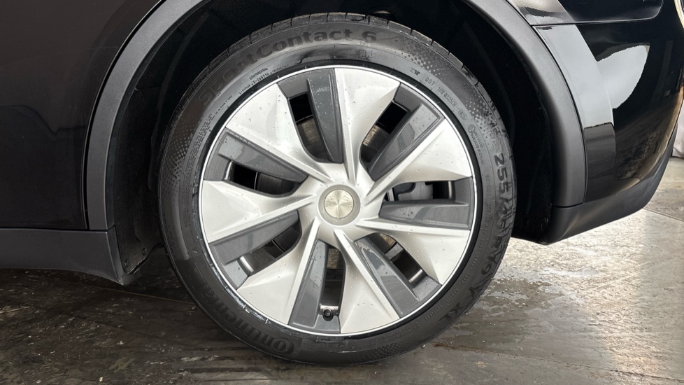 Tesla Model Y Image 18