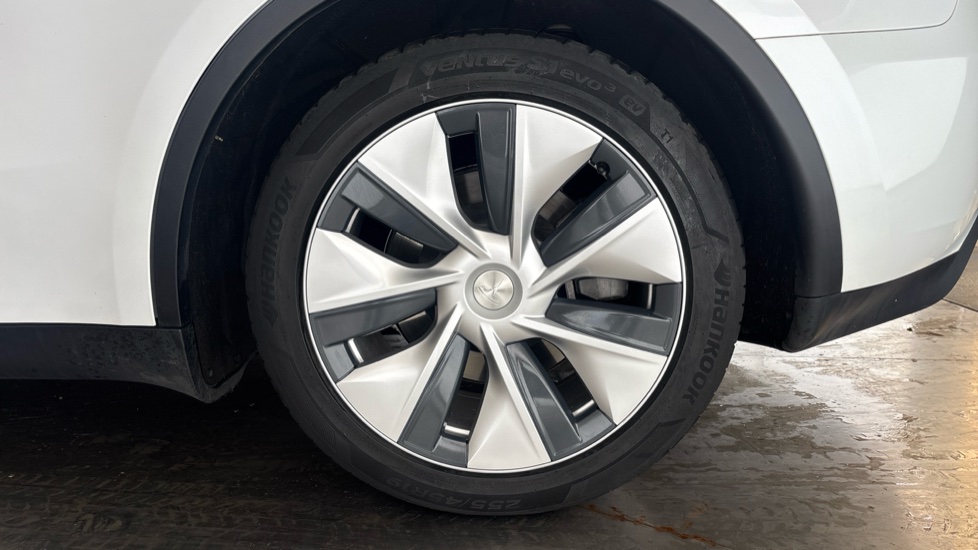 TESLA MODEL Y Image 18