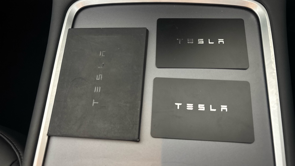 TESLA MODEL Y 2 keys