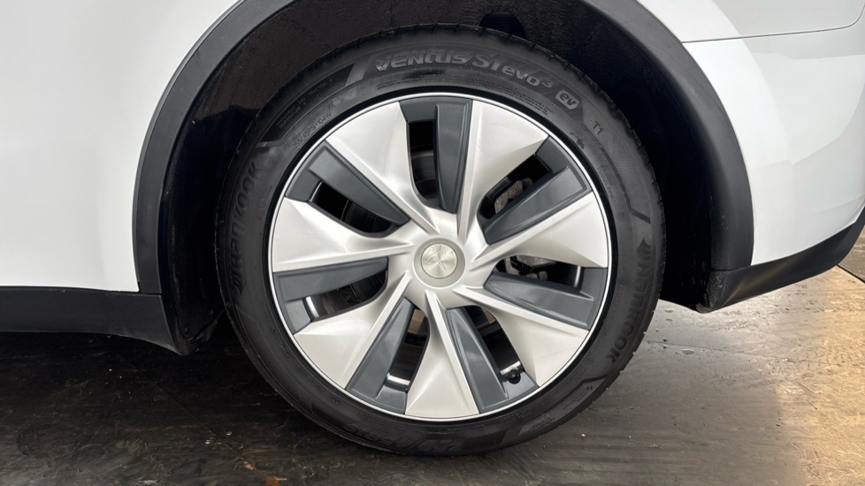 TESLA MODEL Y Image 18