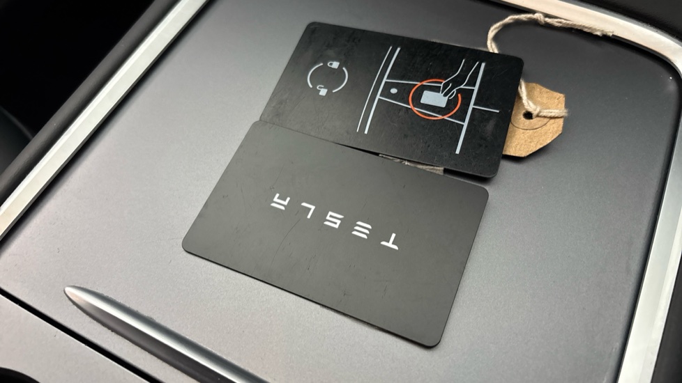 TESLA MODEL Y 2 keys