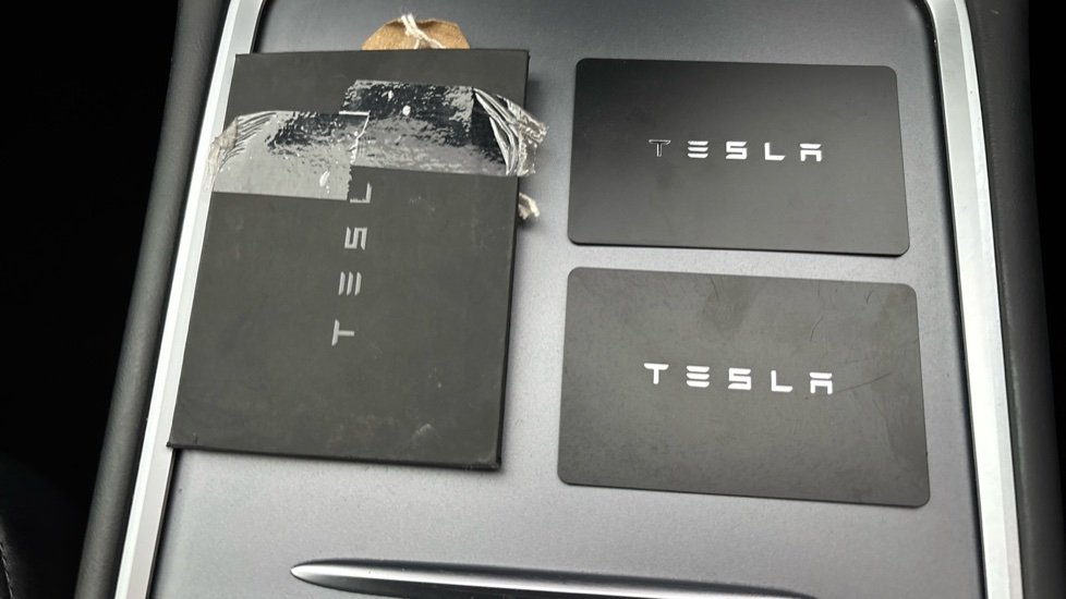 TESLA MODEL Y 2 keys