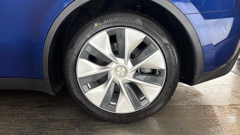 TESLA MODEL Y Image 18