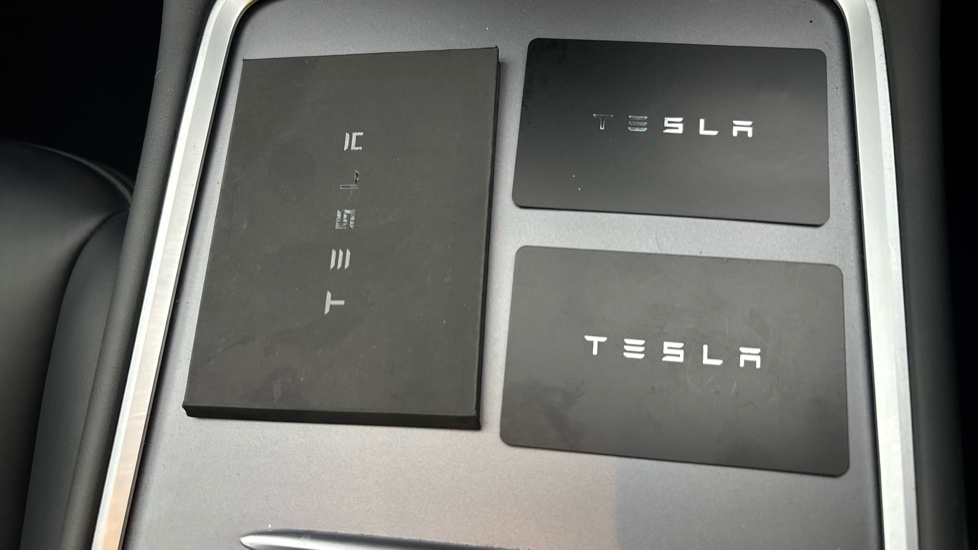 TESLA MODEL Y 2 keys