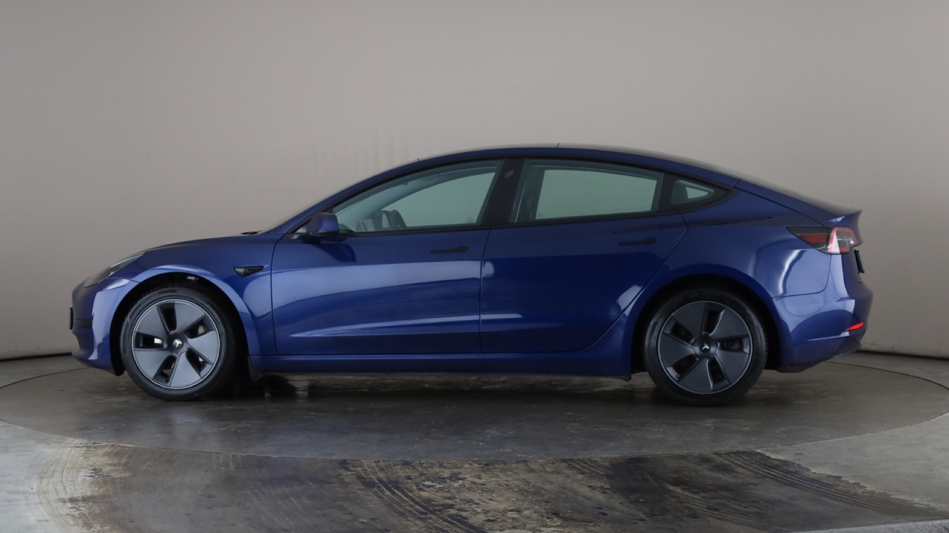 4027741 RWD 4dr Auto