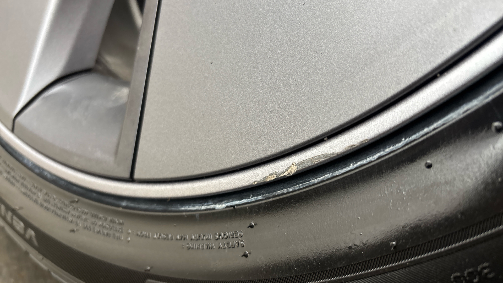 4027741 RWD 4dr Auto