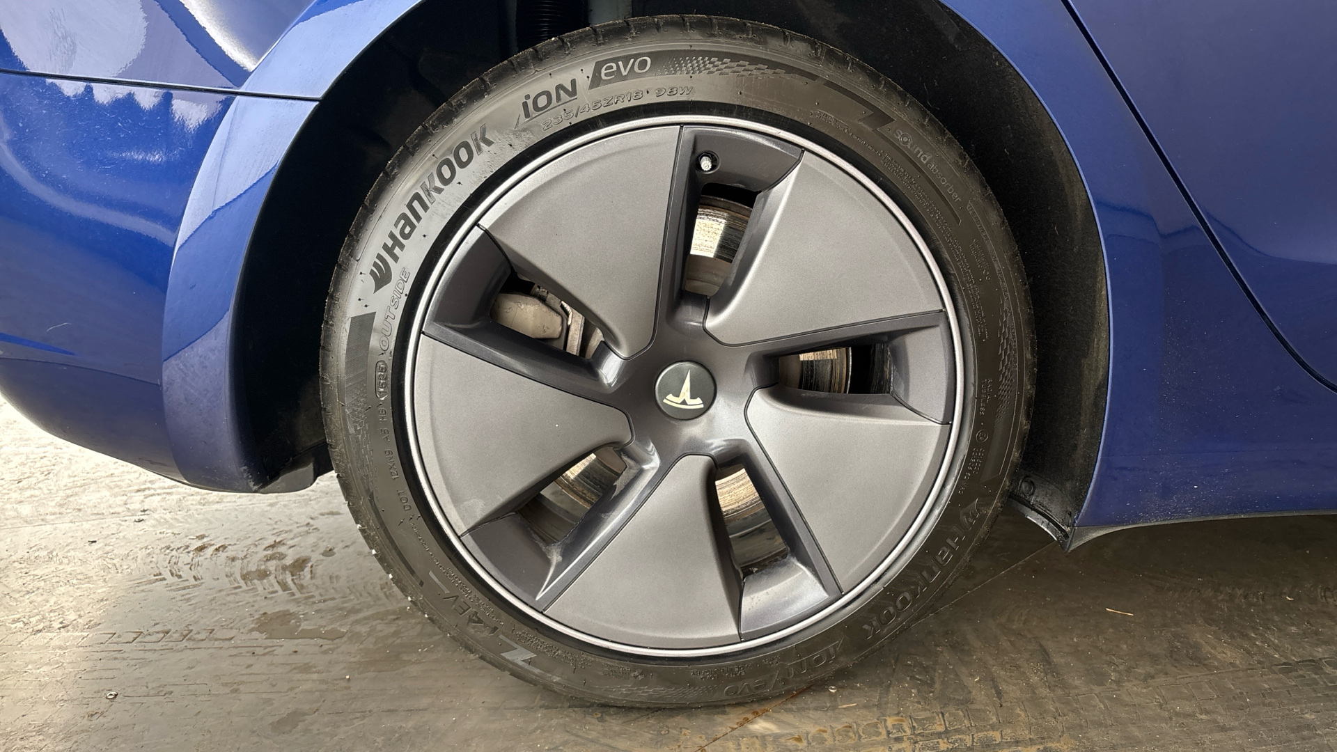 4027741 RWD 4dr Auto