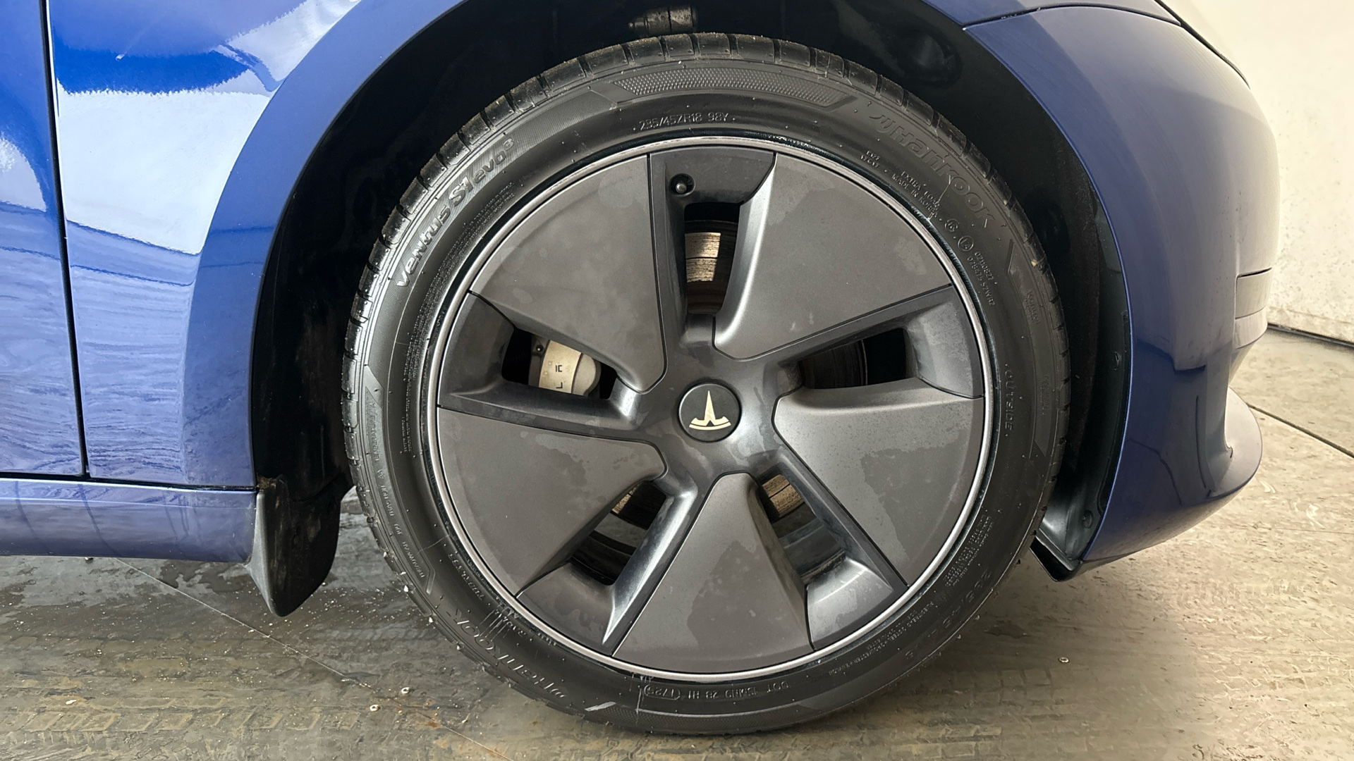 4027741 RWD 4dr Auto