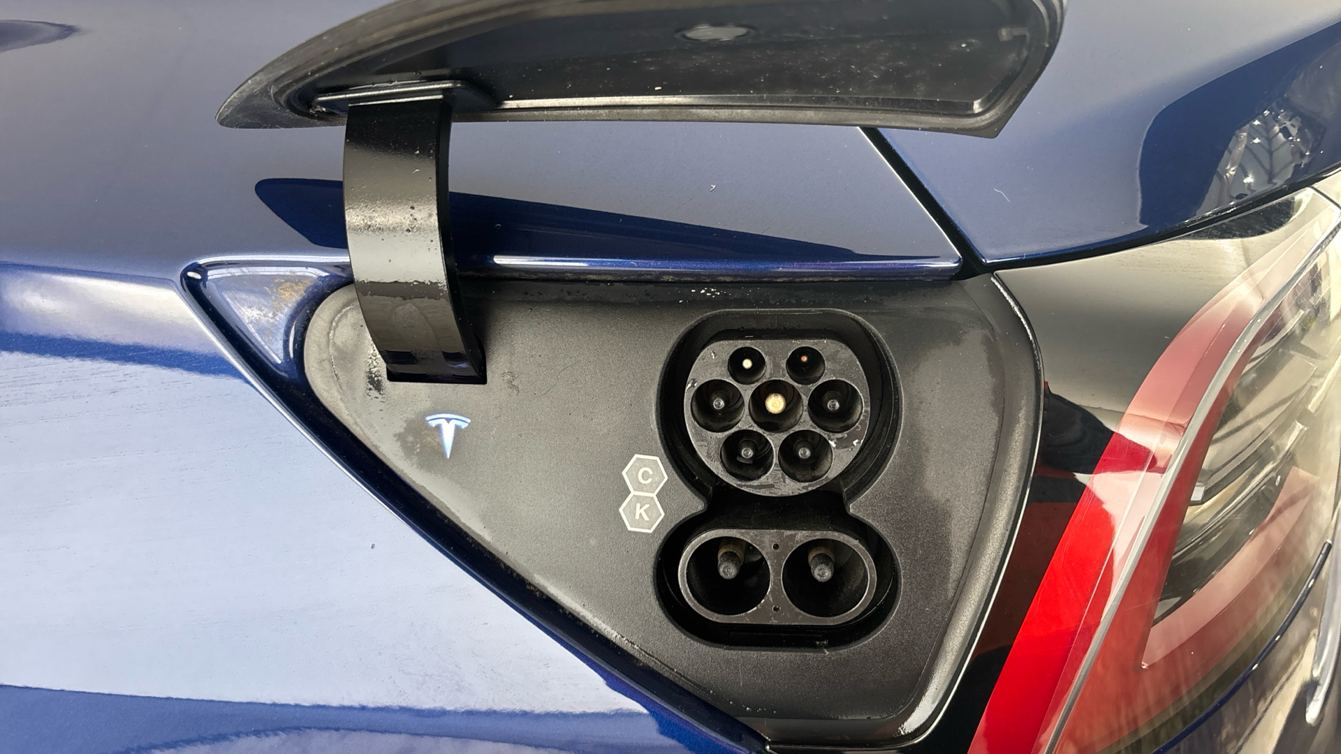 4027741 RWD 4dr Auto