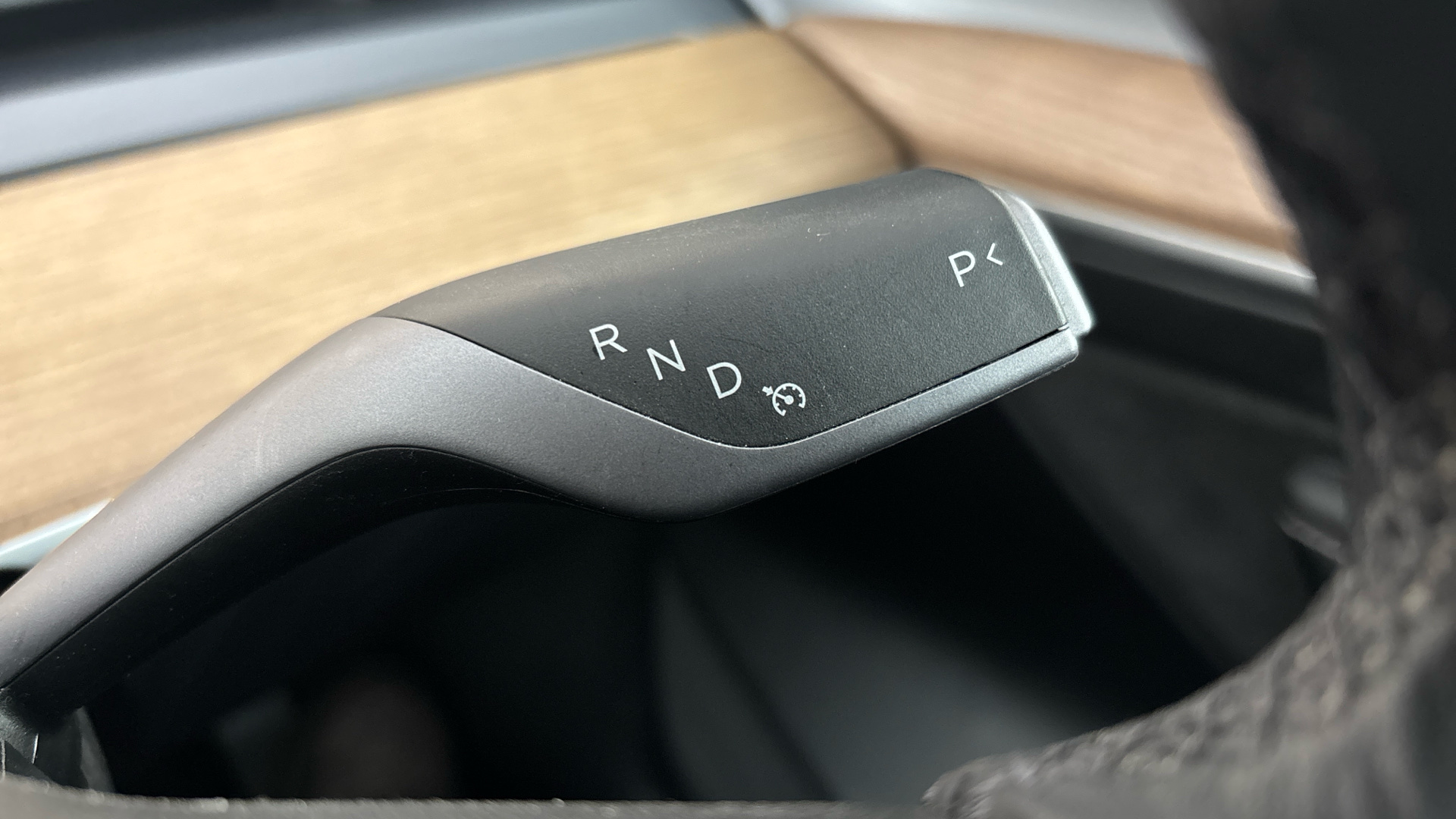 4027741 RWD 4dr Auto