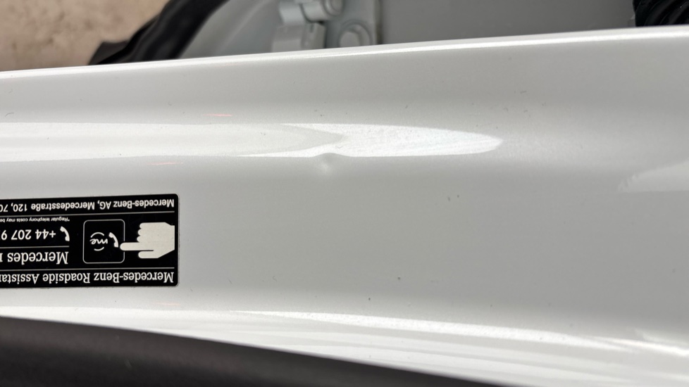 MERCEDES EQA dents